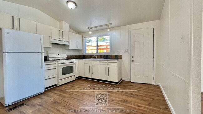 Building Photo - Adorable 2br/1.5ba house with an enclosed ...