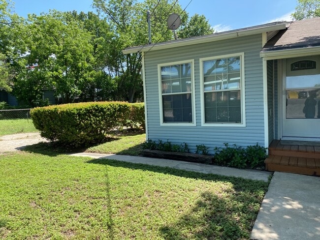 Building Photo - 156 S Grape Ave