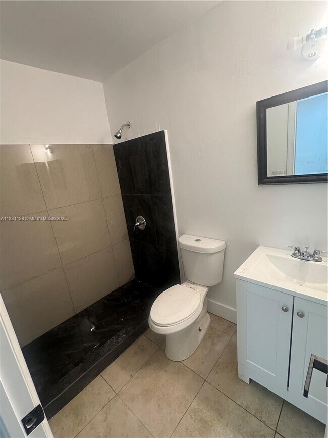Foto del edificio - 221 NE 40th St