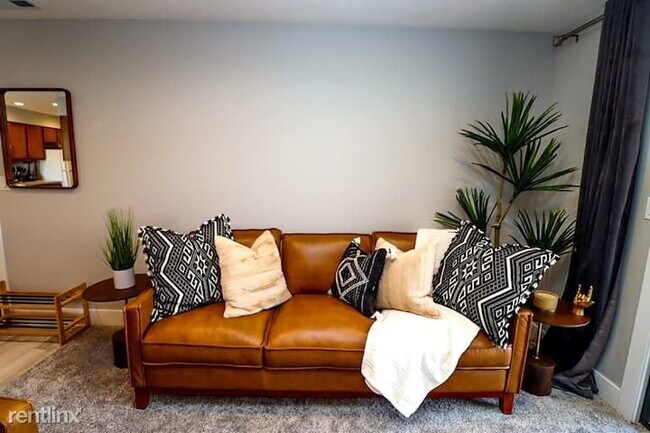 Foto del edificio - 4 br, 2 bath House - 611 Elmwood Avenue