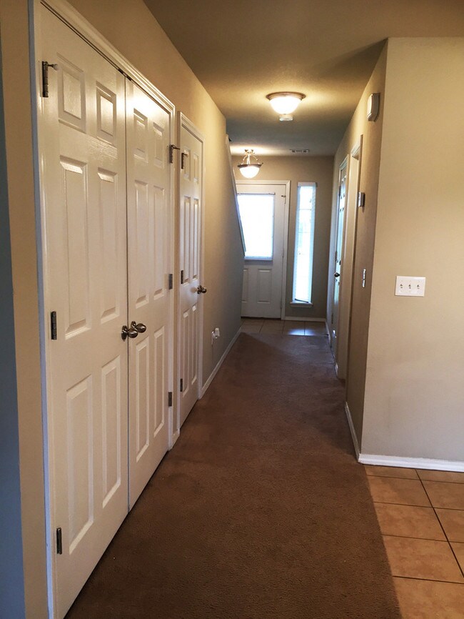 Building Photo - Beautiful 3 BR 2.5 BATH in Broken Arrow!