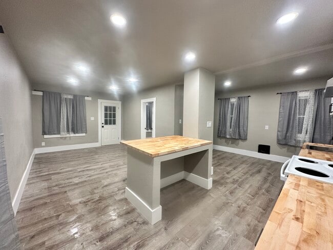 Building Photo - 320 Grant St