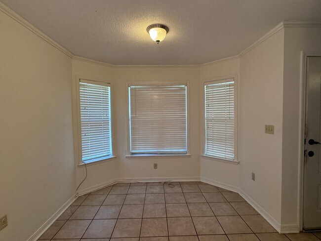 Foto del edificio - 207 Pinoak Ct W