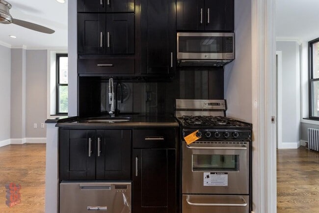 Building Photo - 396 E 10th St