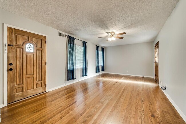 Building Photo - 6722 Hialeah Dr