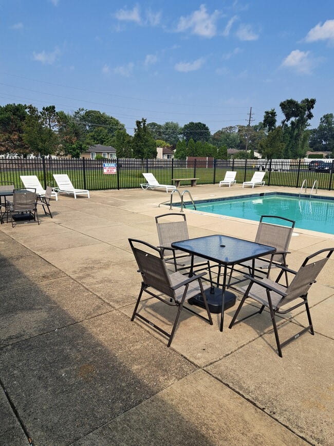 Pool Deck - Hickory Woods
