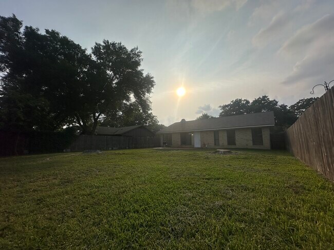 Building Photo - 418 Londonderry Dr