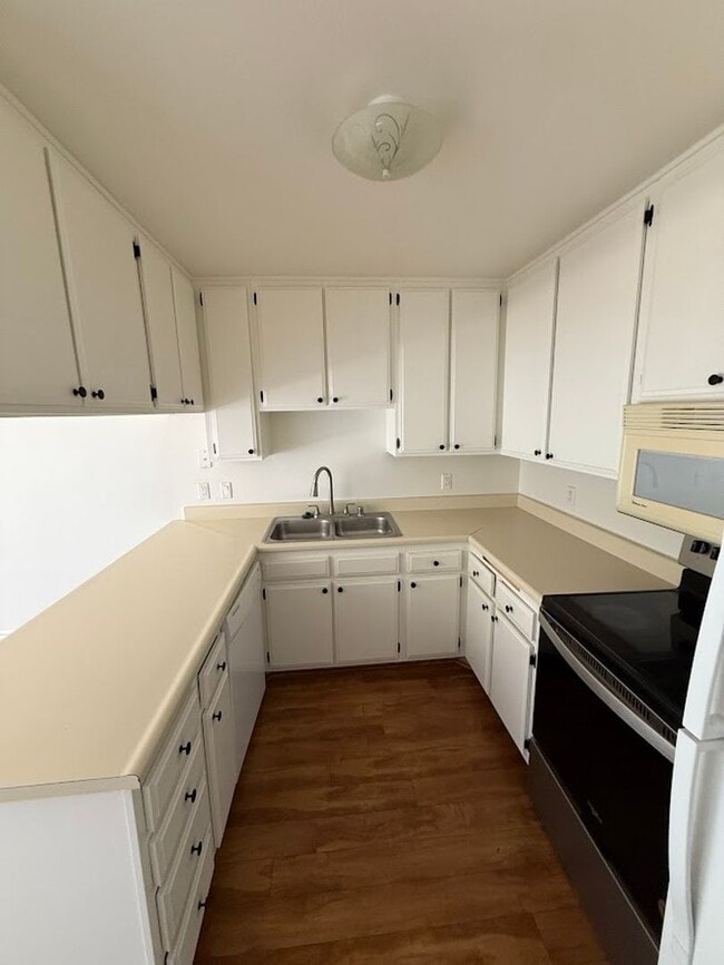 Foto del edificio - 6815 Remmet Ave