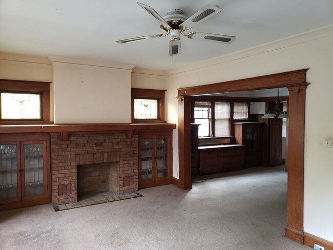 Foto del edificio - 2541 N. 49th Street - 2 Bedroom Upper