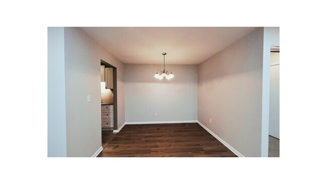 Foto del edificio - 566 Somerset Ln