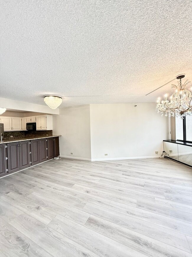 Building Photo - 2/br/2ba/2pkg Condo with Amenities! Small dog negotiable