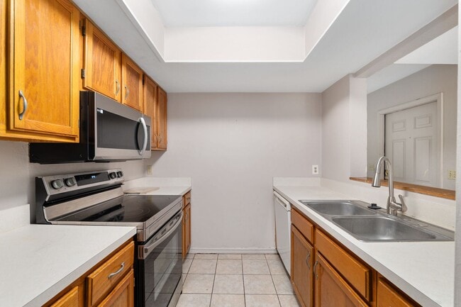 Building Photo - Spacious 3/3 townhome-style condo in Rockwood Villas with washer/dryer