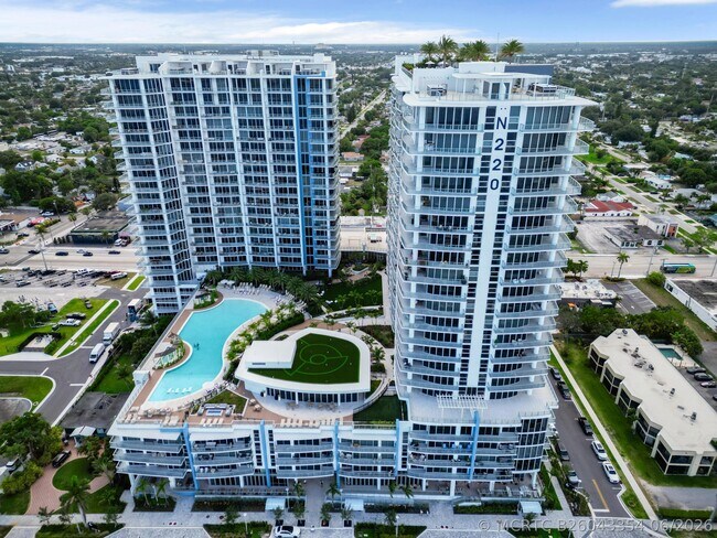 Building Photo - 220 Lake Shore Dr