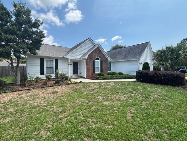 Foto del edificio - 3 Bed 2 Bath Single Family Home w/ Fully Fenced Backyard and Garage!