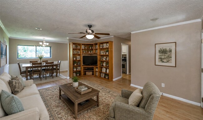 Foto del edificio - 3217 Thunderbird Ln