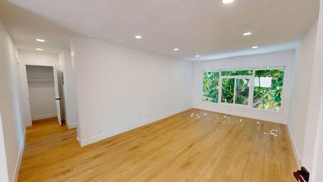Interior Photo - 943 N Gardner St