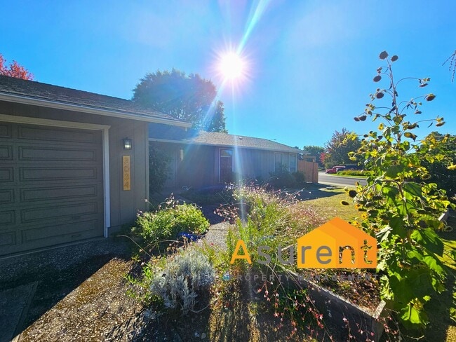 Building Photo - Wonderfully Updated Home in Fantastic Loca...