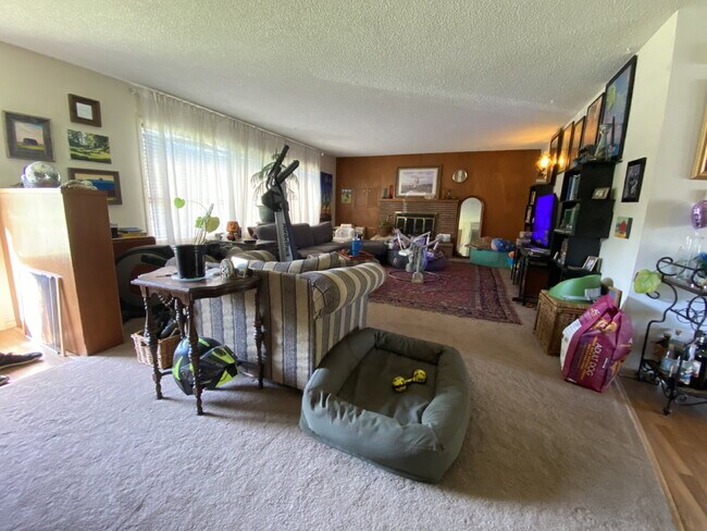 Foto del edificio - Massive Fenced Yard, Spacious 3BR Near Hospital, Shopping & Waterfront in Prime Bellingham Location