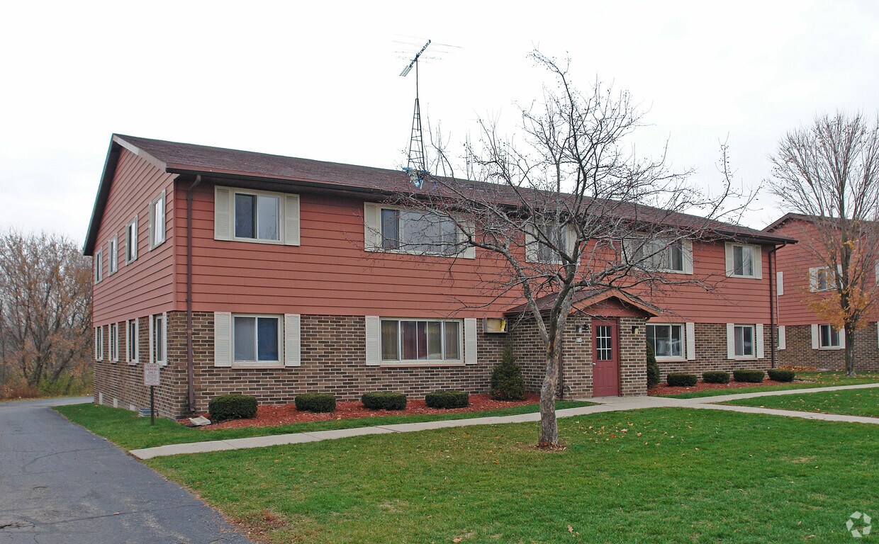 658 Foxtree Cir, Burlington, WI 53105 Apartments in Burlington, WI