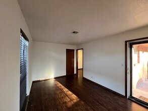 Building Photo - 409 S Cook Ave