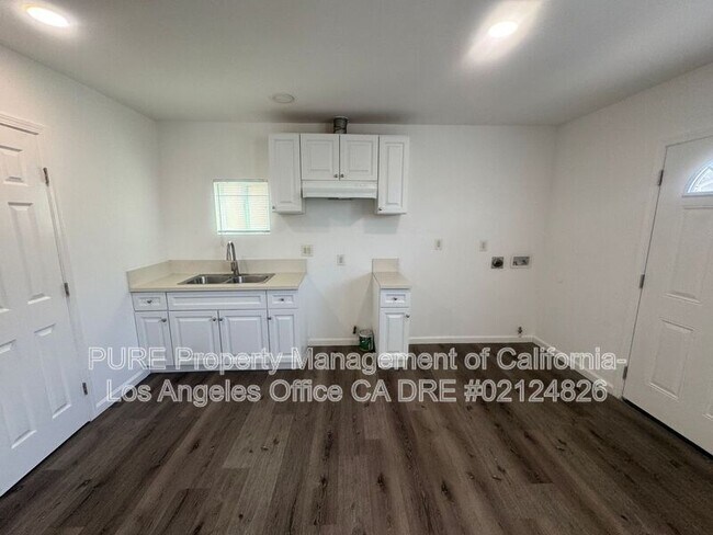 Building Photo - 10977 Pope Ave
