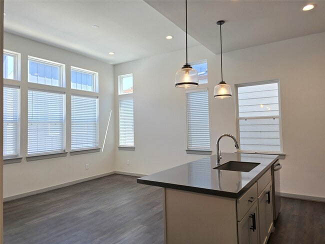 Building Photo - 611 Emile St