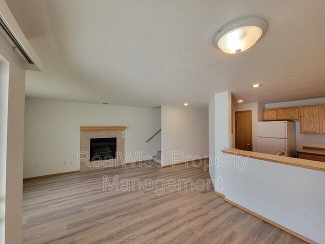 Building Photo - 724 NE Larch Ave