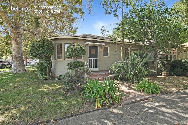 Building Photo - 10907 Moorpark St