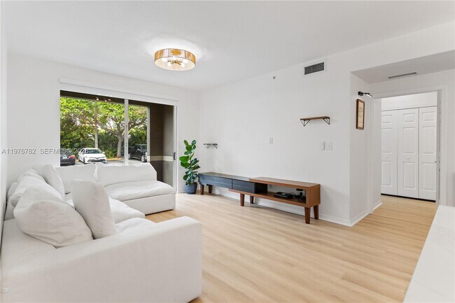 Foto del edificio - 6851 SW 44th St