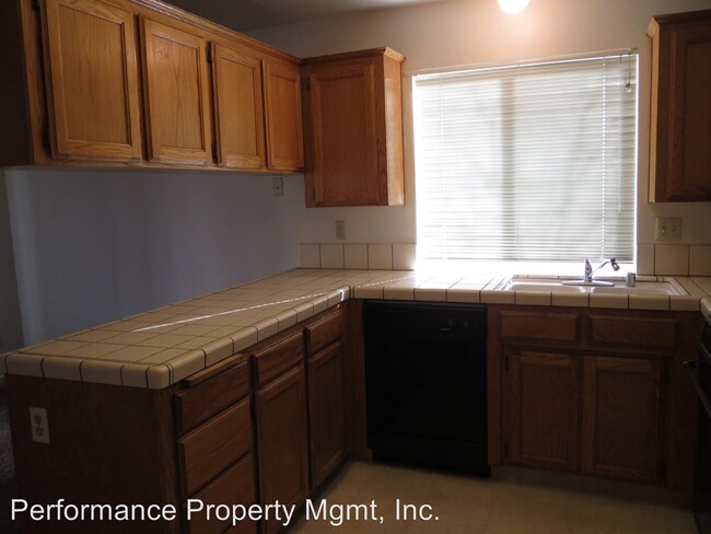Building Photo - 3 br, 2.5 bath House - 8735 N. Cedar #140