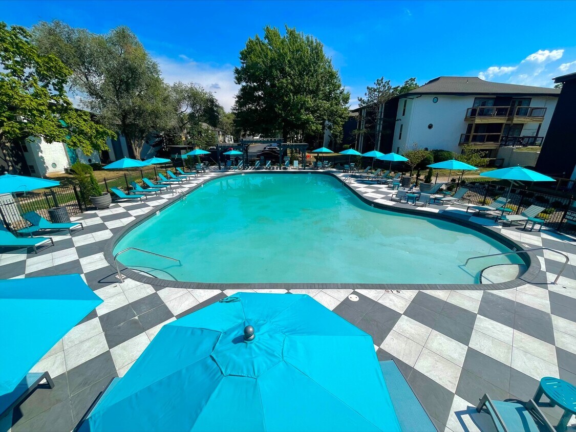 The Onyx at 67 Apartments in Shawnee, KS