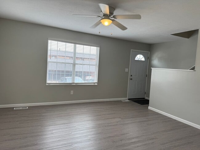 Building Photo - SPACIOUS TOWNHOME WITH FINISHED BASEMENT