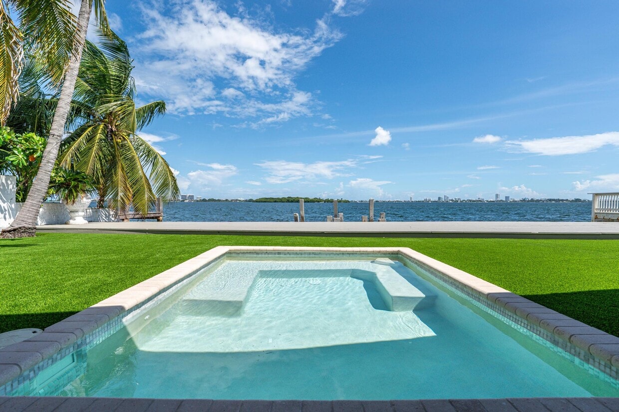 Primary Photo - 10935 N Bayshore Dr