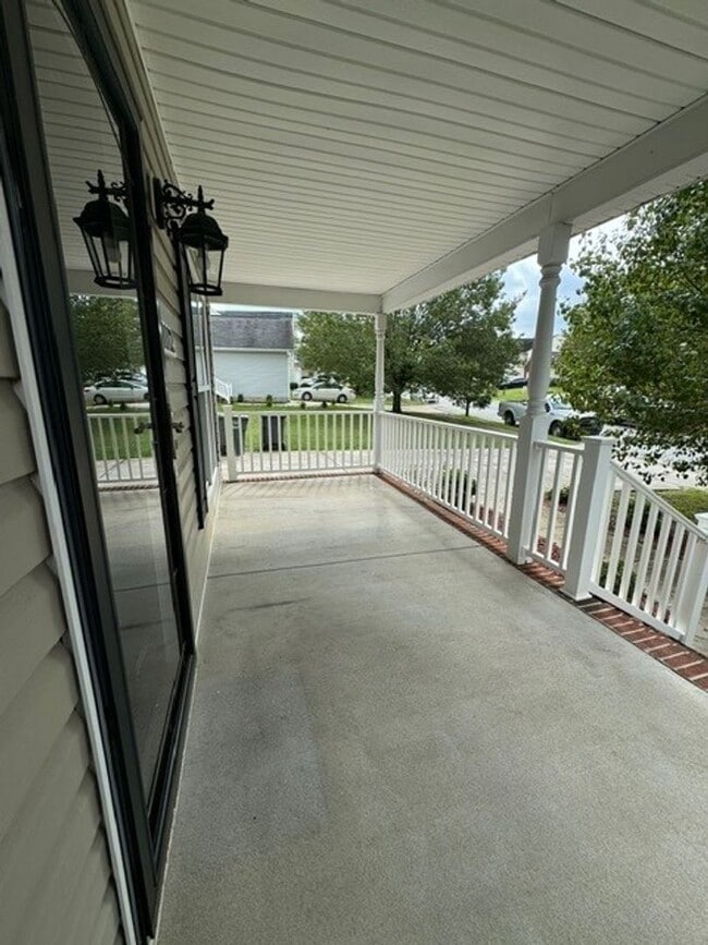 Building Photo - 4 Bed 2.5 Bath in Nice Neighborhood