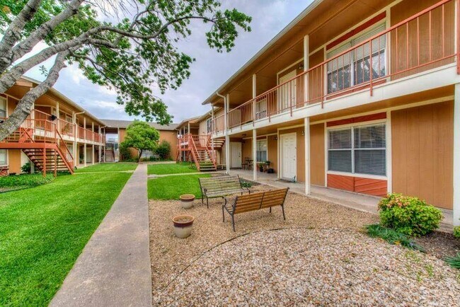 Building Photo - 2450 Ashdale Dr
