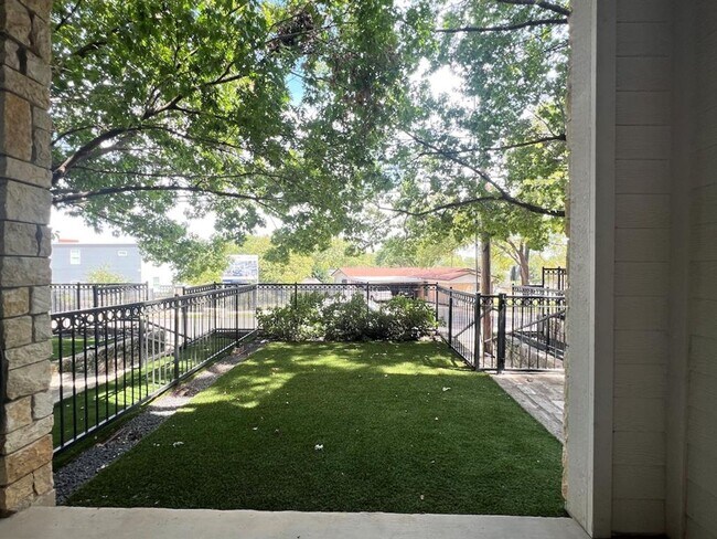 Foto del edificio - Welcome to SoLa City Homes, where urban el...
