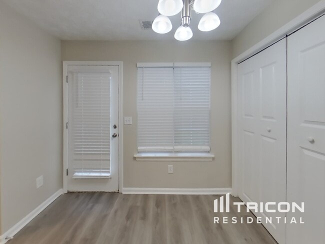 Foto del edificio - 2492 Feathertree Ln