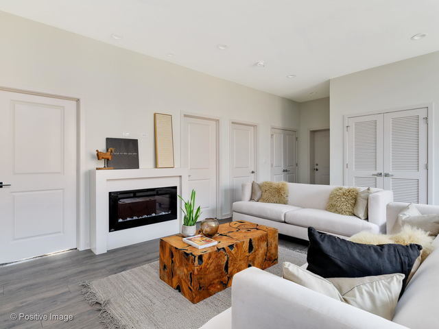 Foto del edificio - 2158 N Nashville Ave