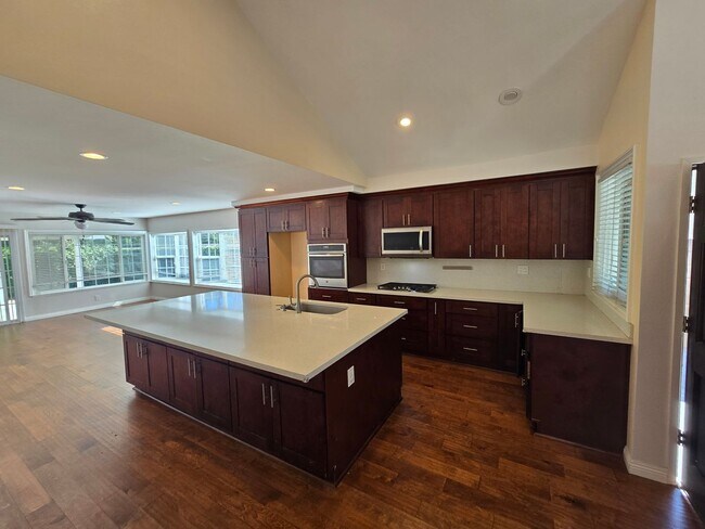 Building Photo - 3 Bedroom 2 Bath Home,
