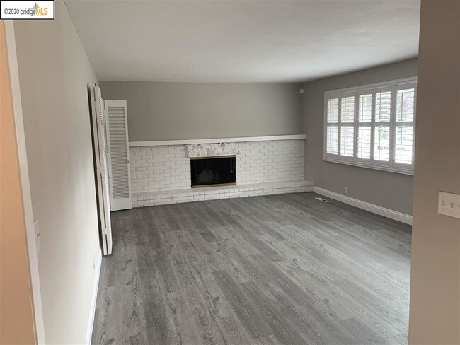 Building Photo - 120 Paraiso Dr