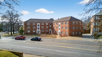 Building Photo - 923 S Hanley Rd