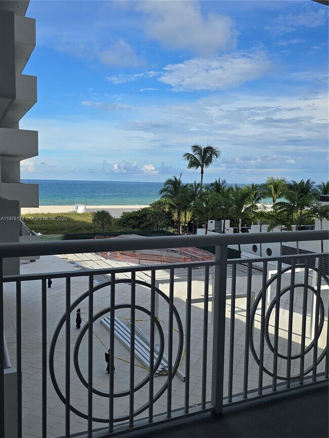 Foto del edificio - 5825 Collins Ave