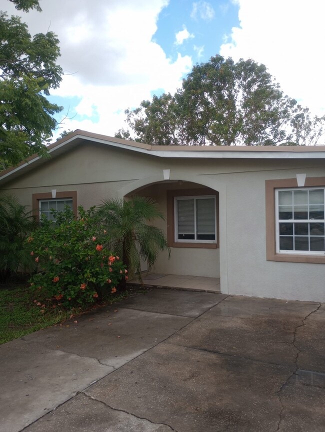 Building Photo - 2509 Sunset Dr E