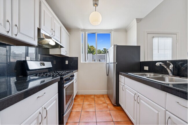 Foto del edificio - 6040-6042 Barton Ave