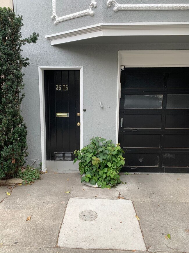 Building Photo - Charming 1-Bedroom Unit In Marina/Cow Holl...