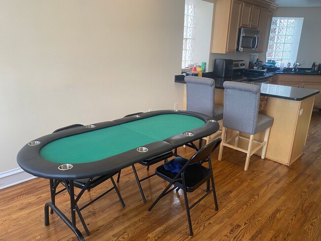 Building Photo - 4 Bedroom House in the Southside Flats!  Central Air. Washer and Dryer on Main Floor. Private Patio.