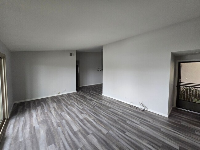 Foto del edificio - Landmark 55+ Community: Gorgeous Upper: 2 Bedroom 2 Bath Condo in a Guard Gated