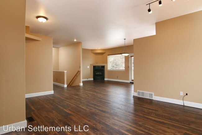 Foto del edificio - 5 br, 3 bath House - 119 S. Mitchell Ct