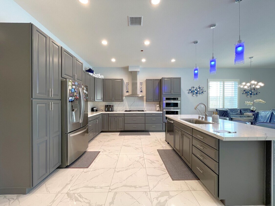 Foto principal - AVAILABLE NOW! GORGEOUS 4 Bed 3 Bath Home ...