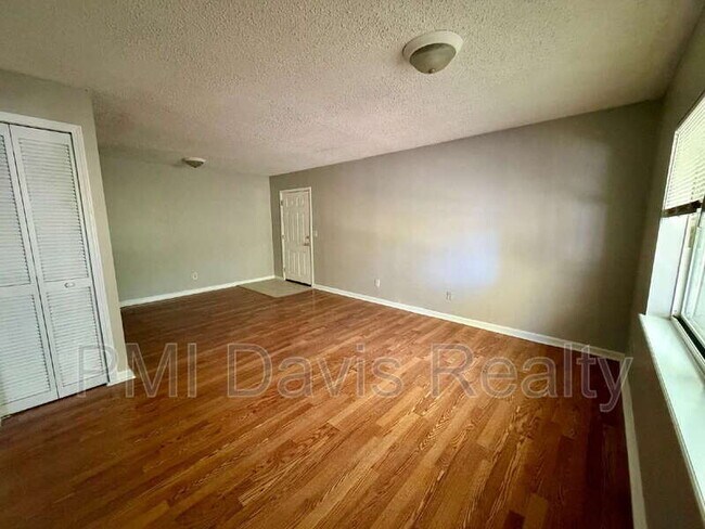 Building Photo - 1845 Lindberg Dr